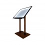Porte menu LED métal sur pied en bois d'une hauteur de 120 cm. Vitrine de dimensions 122 cm x 72 cm